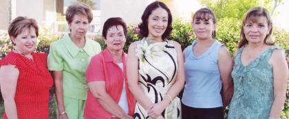 Consuelo Ramos acompañada de sus tías.