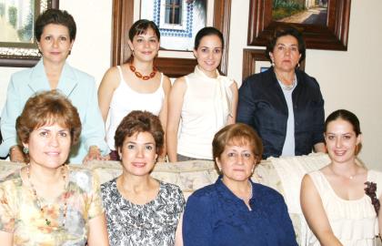 Lucila Hernández García acompañada de Lilia Fahur, Morena MArtínez, Angélica Romo, Mary García, Laurencia Martínez, Laurencia González y Claudia Mendiola, en su despedida de soltera.