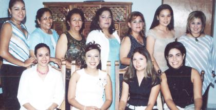 Luz Elena Gamboa, acompañada de algunas de las asistentes a su despedida de soltera.