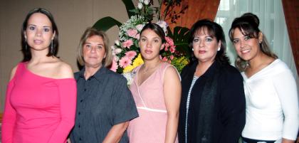 Pilar Lavín de Ramos, acompañada de algunas asistentes a su fiesta de canastilla.