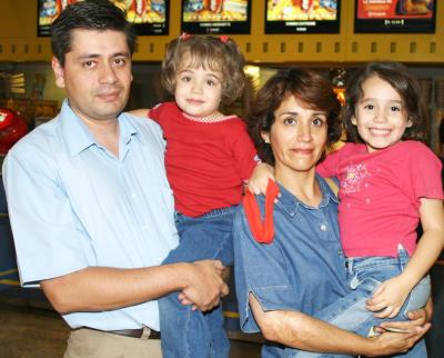 Humberto Sabag y Georgina de Sabag, con sus hijos Érika y Marcela Sabag.