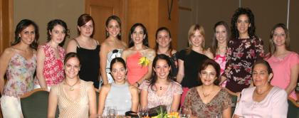 Elisa Yáñez Bustamante acompañada de susu amigas ensu festejo.