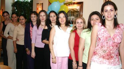 Estela Flores de Medina, acompañada de algunas de las asistentes a su fiesta de regalos.