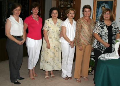 María Eugenia de Zavala, Maribel Rodríguez, Rosario de Martínez, Marina de García, acompañadas de la presidenta del Club Violeta, Diana Quiñones de Triana.