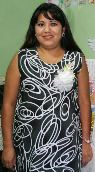 Yanira Isabel Saldívar de Flores espera el nacimiento de su primer bebé y por tal motivo recibió numerosos obsequios.