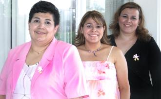 Mariza Ayala de Samaniego en compañía de Angelita de Ayala y Verónica de Salcedo, organizadoras de su fiesta de regalos.
