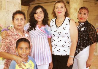 Gaby Vázquez de Tinajero acompañada de Mina de Vázquez, Pilar Ochoa, Norma MEdina y Chuyito Vázquez, en su fiesta de regalos.