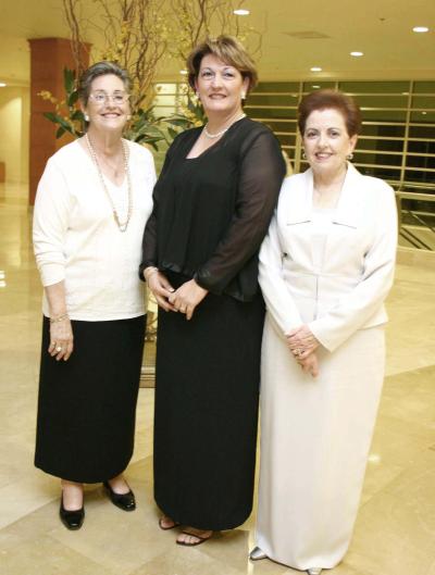María del Rosario Maíz de Villarreal, Chelito González de Macías y Carmelita Duéñez de González.