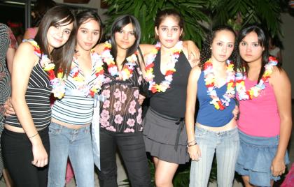 Ale Abdo, Dofía Villarreal, Ale Hoyos, Andrea Villarreal, Monse Habib y Natalia Hoyos, en pasado acontecimiento social.