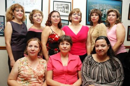 Hilda María Mireles de Pérez acompañada de algunas amigas que asistieron al convivio que se le ofreció por su cumpleaños.
