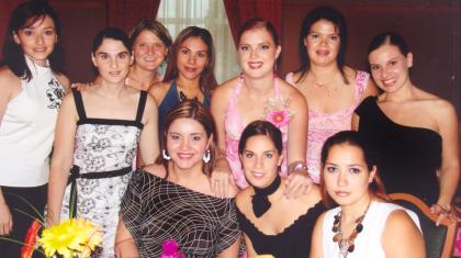 Karla Sánchez Stelzer acompañada de sus amigas, en la despedida de soltera que se le ofreció por su próximo matrimonio.
