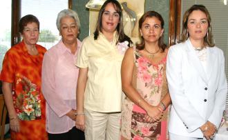 Mónica Aguirre de Cabada en compañía de las organizadoras de su fiesta de regalos, Ma. Luisa Gamboa de Cabada, Rosaura Gómez de Aguirre, soledad García de Aguirre y Soledad Aguirre.