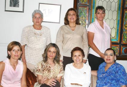 Dolale de Matuk, Adriana de Marcos, Estela de González, Rosa Alicia de Ananya, Conchita de González, Velina de Murra y Laura de Abraham, integrantes del Comité de Damas del Club Rotario Torreón Oriente, en pasada sesión.