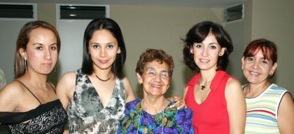  18 de septiembre de 2004

Maribel Carrera, Graciela EMnchaca, Graciela de Montellano, Alejandra Montellano y Sandra Montellano.