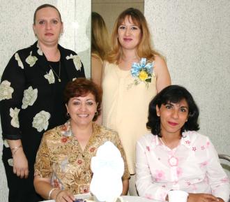 Ana Leticia Torres Virgil compartió gratos momentos con algunas de las invitadas a su fiesta de canastilla.