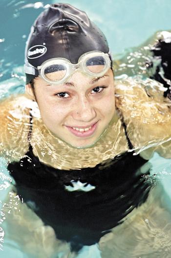 La mexicana Doramitzi González obtuvo  la medalla de bronce al ubicarse en la tercera posición en la final de los 100 metros dorso categoría S6 de la natación de los Juegos Paralímpicos Atenas 2004. 

González tuvo un registro de 1:34.47. Ayer había ganado medalla de oro en 100 metros libres categoría S6.