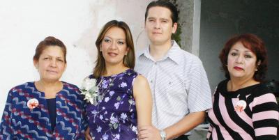 Alfonso Carrillo Sánchez y Gabriela Iveth Romero Rueda, acompañados de Rosa María Sánchez de Carrillo y Mayela Rueda de Romero, organizadoras de su despeduda de solteros.