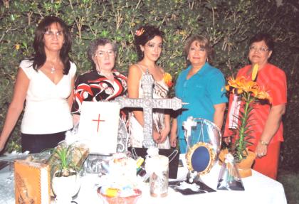 Ana Gabriela Ara Carmona, acompñada de las organizadoras de su despedida de soltera religiosa. Lupita de Chapoy, Rosy Enríquez, Maruza de Martínez y Tere de Cisneros.