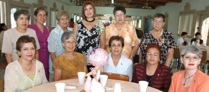 Claudia Ávila de Odriozola disfrutó de una fiesta de canastilla, acompañada  por un grupo de familiares y amigas.