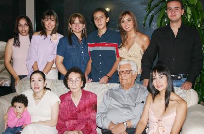 Señores Leobardo Flores y María de Jesús Márquez celebraron con un grato festejo su 60 aniversario de casados, acompañados por sus hijos, hijos políticos y nietos.