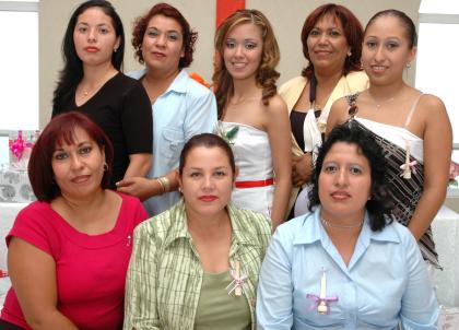 Sol Paulina Sinecio Ortega recibió felicitaciones de sus amigas, en el festejo que le ofrecieron por su boda con Luis Enrique Gutiérrez Sánchez.