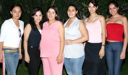  19 de septiembre de 2004

Berenice Valenzuela Ruelas, con algunas de las asistentes a su fiesta de canastilla.