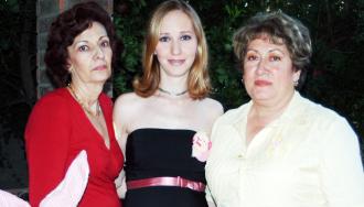 Bernardet González de Gallardo en compañía de las organizadoras de su fiesta de canastilla, Bernardet Jerkov y Leticia González de Morales.