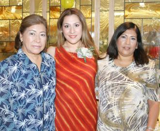 María Luisa Chong Moncada con las anfitrionas de su despedida de soltera, Rafaella de Chong y Ana María de Rodrígue