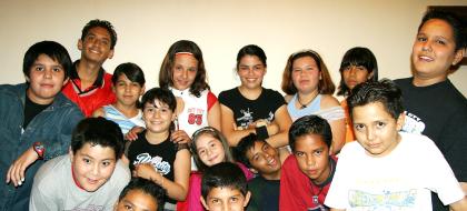  22 de septiembre de 2004

 Lucero Espino Mota, rodeada de un grupo de amiguitos que asistieron a su fiesta por doceavo cumpleaños.