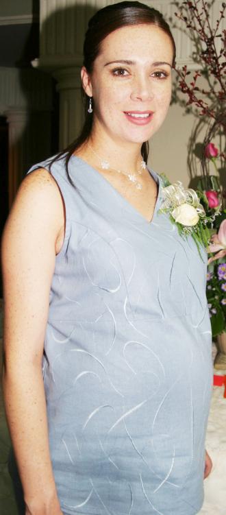 Cynthia Arredondo Navarro espera el nacimiento de su primer bebé, y por tal motivo recibió sinceras felicitaciones.