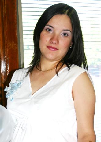 Estela Flores de MEdina espera el nacimineto de su bebé, y por tal motivo recibió obsequios varios.