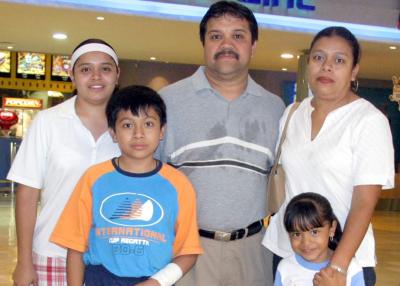 Saúl y Yolanda Badillo con sus hijos, Perla, Sergio y Andrea.
