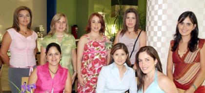  23 de septiembre de 2004

Carmen de Hernández, María de Lourdes, Adriana de Tijerina, Alma de Arzate, Rocío y Alejandra de Necochea, acompañaron a María Verónica Saracho de Murillo.