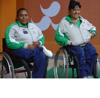 La cosecha de medallas de la Delegación Mexicana continúa y este día, Esther Rivera y María Estela Salas, consiguieron oro y plata, respectivamente, en lanzamiento de jabalina, categoría F33/34/52/53, en los Juegos Paralímpicos de Atenas 2004. 

Rivera Robles sumó mil 543 unidades para terminar en primer lugar gracias a su tercer lanzamiento, donde consiguió 11.08 metros, marca que le valió imponer récord del mundo y paralímpico.