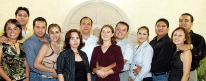 Maricel Mijares y Eugenio Betancourt acompañados por un grupo de amigos, en la despedida bíblica que les ofrecieron por su cercano matrimonio.
