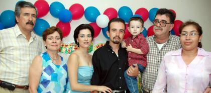 Ricardo Peña Carrillo captado junto a sus papás y sus abuelos, ensu fiesta de cumpleaños.