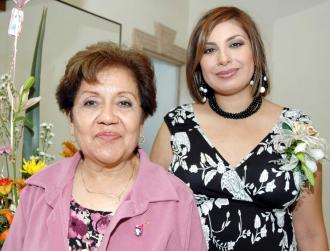 Claudia ávila de Odriozola junto a la anfitriona de su fiesta de canastilla, señora María Inés Gómez de Odriozola.