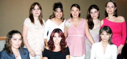  25 de septiembre de 2004

 Pilar Lavín acompañada por algunas de las asistentes a su fiesta de regalos, ofrecida por el cercano nacimiento de su bebé.