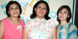 Ana Laura López de Flores con las organizadoras de su fiesta de regalos, Tere Ortega y Laura Álvarez.