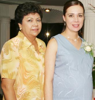 Cynthia Arredondo Navarro junto a Yolanda Navarro, anfitriona de su fiesta de canastilla.