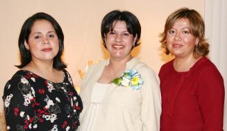  25 de Septiembre de 2004

Laura Elena Pacheco de Gil acompañada por las organizadoras de su fiesta de regalos.