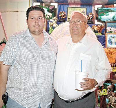 Al jugar en la ruleta, Arturo Sagui y Arturo Sagui Muñoz obtuvieron una bonita figura religiosa.