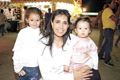 Martha Castro de Llama, con sus nenas Martita y María José.