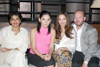 Blanca Russek, Marcela Pámanes y Sandra y Rodolfo Garza.