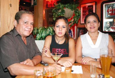 Ricardo Rodríguez, Rocío Rodríguez y Rosa Luz de Rodríguez