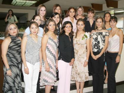 Amigas y familiares acompañaron a Ana Cecili, en su primera despedida de soltera