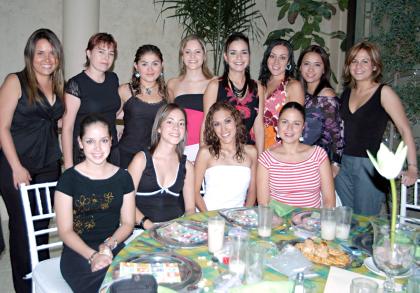 Daniela Alejandra Martínez Jalife acompañada por sus amigas, quienes la felicitaron ampliamente por su cercana boda.