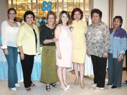 Edna Páez  de Cepeda, en compañía de algunas asistentes a su fiesta de regalos