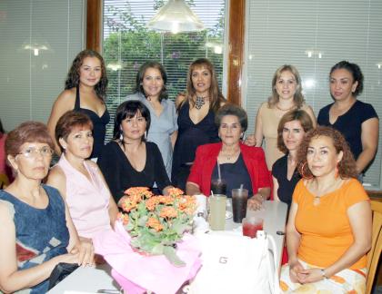  26 de septiembre de 2004

Pina Martínez, acompañada de algunas invitadas a su fiesta de regalos.