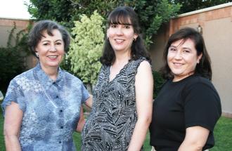  26 de Septiembre de 2004

Laura Martínez de Duéñez en compañía  de las organizadoras de su fiesta de canastilla, Laura Morales de Martínez y Marly Sánchez  de López.